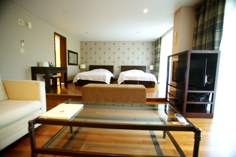 Lake Hills Jeju Resort Сеогвипо Екстериор снимка