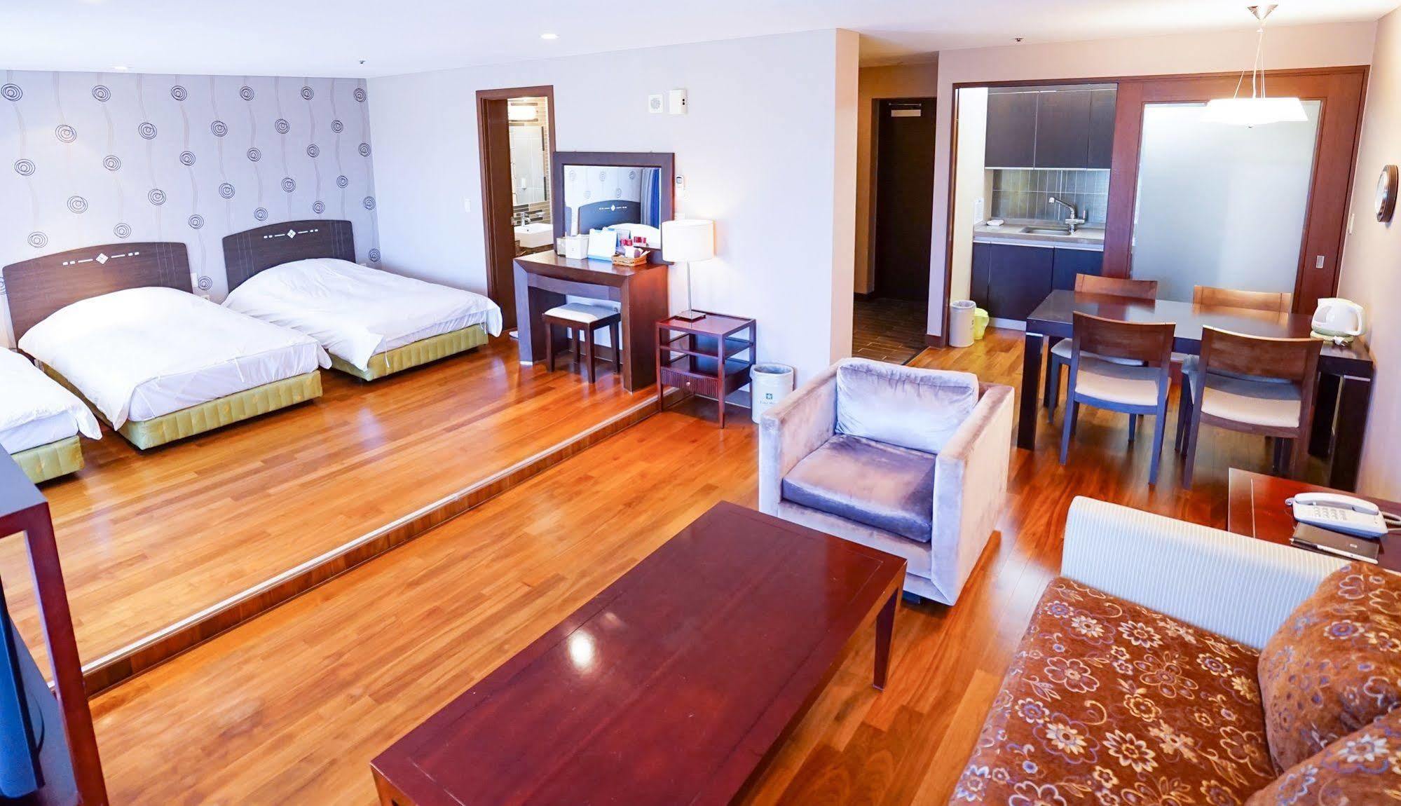 Lake Hills Jeju Resort Сеогвипо Екстериор снимка