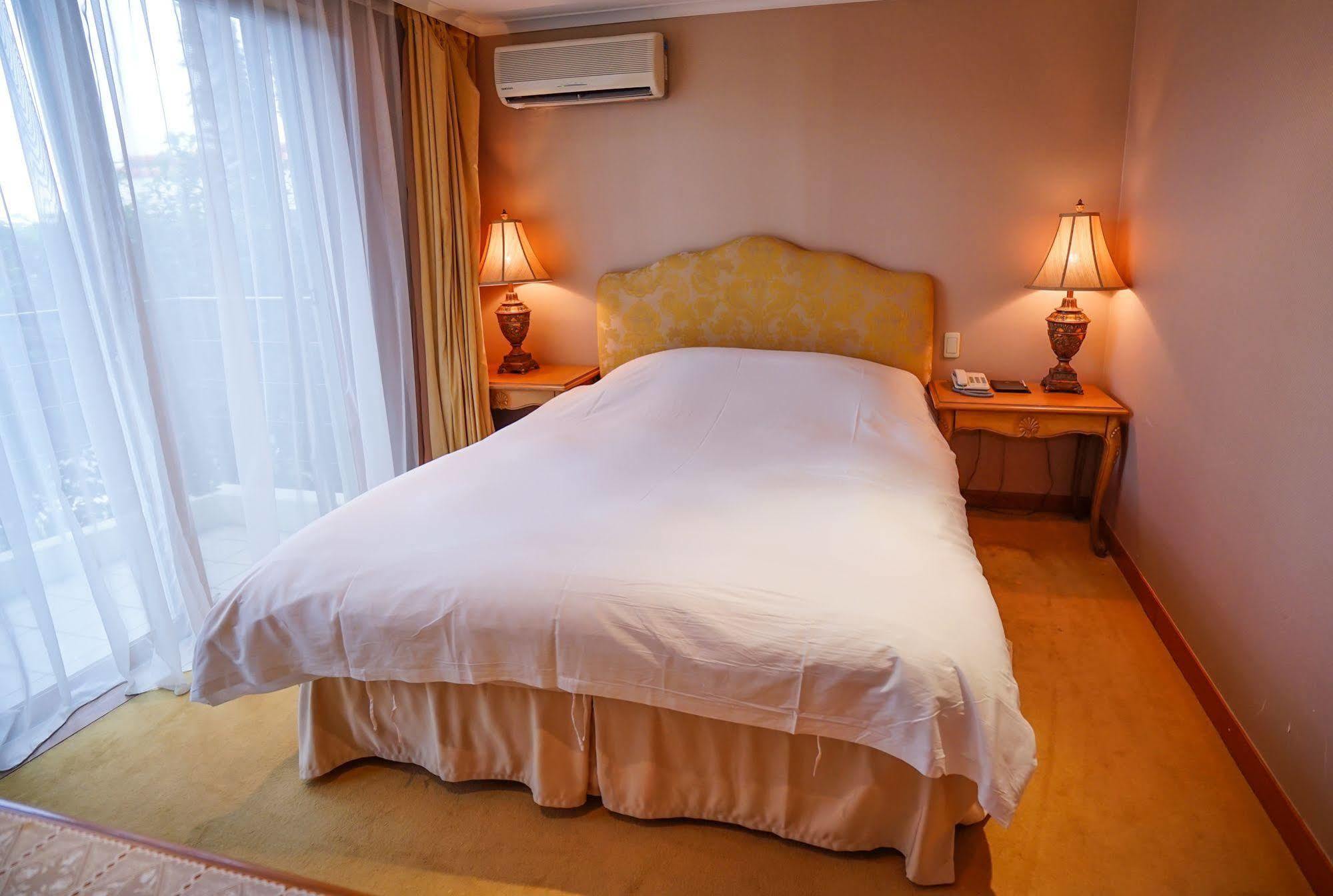 Lake Hills Jeju Resort Сеогвипо Екстериор снимка