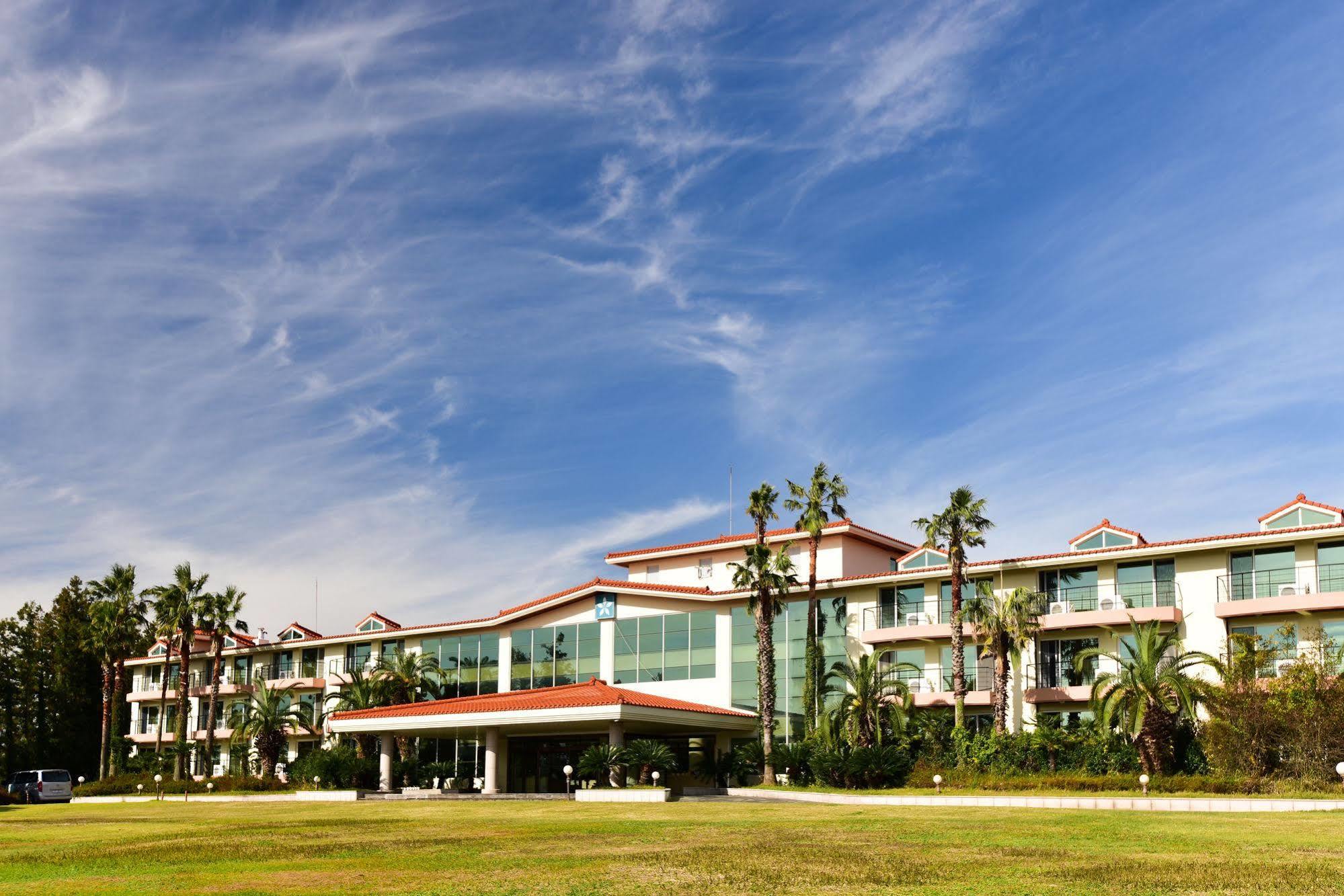 Lake Hills Jeju Resort Сеогвипо Екстериор снимка