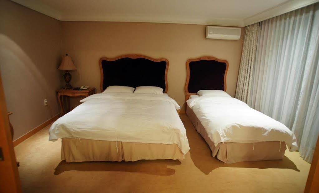 Lake Hills Jeju Resort Сеогвипо Екстериор снимка